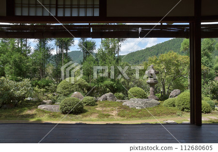 從京都市左京區大原實光院書院眺望庭園 從京都市左京區大原實光院書院眺望庭園 112680605
