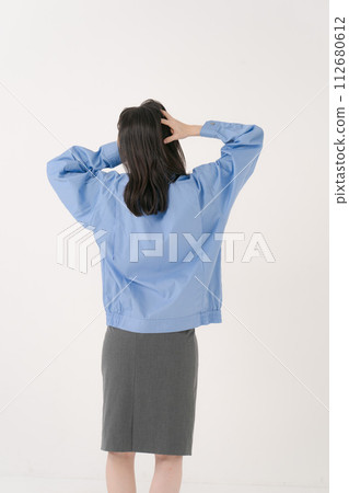 女工抱著頭的後視圖 112680612