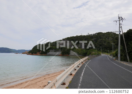 Amami Oshima is the largest island in the Satsunan island chain that runs between Kyushu and Okinawa and belongs to Kagoshima Prefecture.  112680752