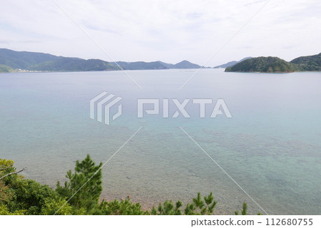 Amami Oshima is the largest island in the Satsunan island chain that runs between Kyushu and Okinawa and belongs to Kagoshima Prefecture. Amami Oshima is the largest island in the Satsunan island chain that runs between Kyushu and Okinawa and belongs to Kagoshima Prefecture. 112680755