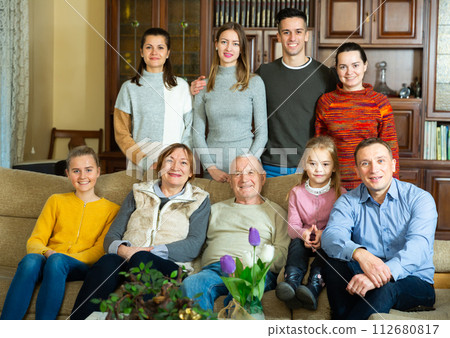Portrait of large family on sofa Portrait of large family on sofa 112680817