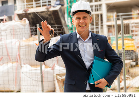 Engineer showing keys from new apartment 112680981