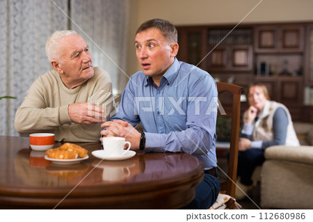 Man spending time with his senior parents 112680986