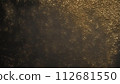 黑色背景上的金色閃光顆粒 112681550