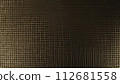 黑色背景上的金色圓點 112681558