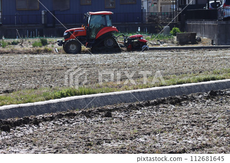 Tractor ridge painting work 112681645