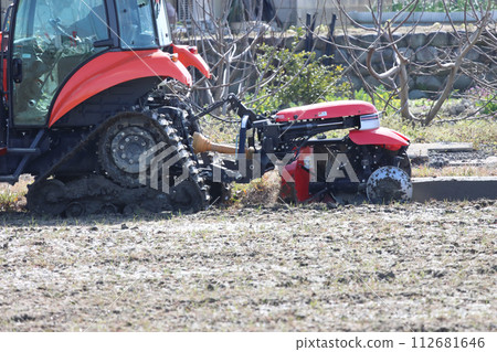 Tractor ridge painting work 112681646