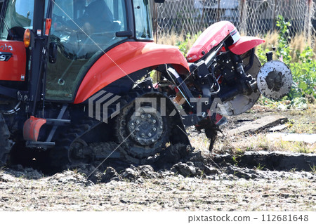 Tractor ridge painting work 112681648
