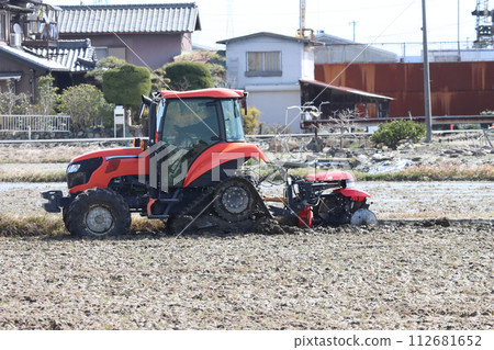Tractor ridge painting work 112681652