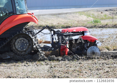Tractor ridge painting work 112681656