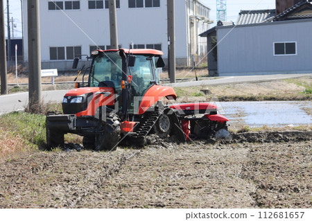 Tractor ridge painting work 112681657