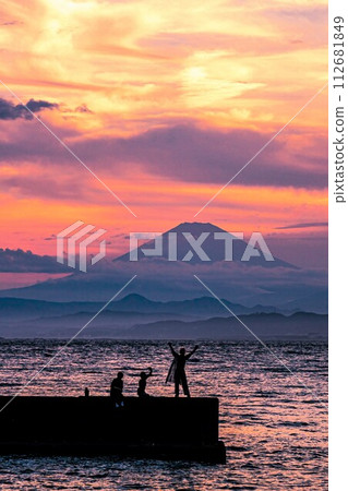 A small island floating in the sea, an island where people can gather, be healed, refreshed, and generate vitality for tomorrow. A small island floating in the sea, an island where people can gather, be healed, refreshed, and generate vitality for tomorrow. 112681849