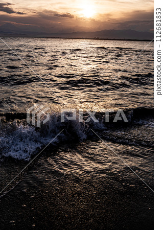 一座漂浮在海上的小島,一個人們可以聚集、療癒、充滿活力、為明天產生活力的島嶼。 一座漂浮在海上的小島,一個人們可以聚集、療癒、充滿活力、為明天產生活力的島嶼。 112681853