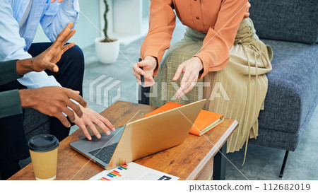 跨國人士在休閒大廳看筆記型電腦 112682019