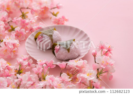 Sakuramochi and cherry blossoms pink background Sakuramochi and cherry blossoms pink background 112682123