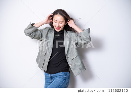 一個30多歲的女人,穿著休閒夾克 一個30多歲的女人,穿著休閒夾克 112682130