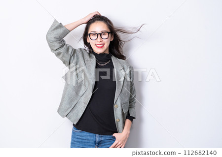 A woman in her 30s wearing glasses and wearing a casual jacket 112682140
