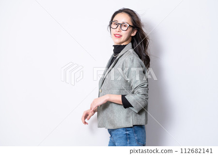 一名30多歲的女性,戴著眼鏡,穿著休閒夾克 一名30多歲的女性,戴著眼鏡,穿著休閒夾克 112682141