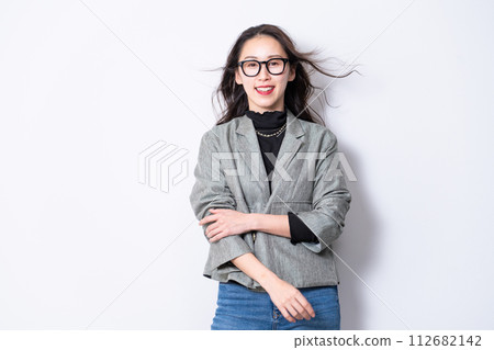 一名30多歲的女性,戴著眼鏡,穿著休閒夾克 一名30多歲的女性,戴著眼鏡,穿著休閒夾克 112682142