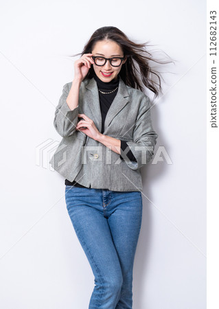 一名30多歲的女性,戴著眼鏡,穿著休閒夾克 一名30多歲的女性,戴著眼鏡,穿著休閒夾克 112682143
