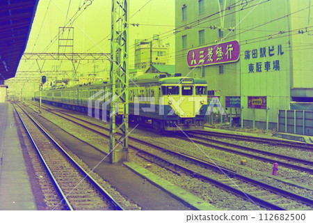 1977年2月27日，在蒲田車站運行於東海道線的橫須賀線列車，113系Kuha 111-1421等 112682500
