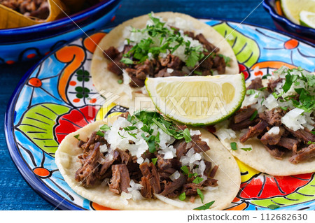 Barbacoa beef tacos Tacos de barbacoa de res 112682630