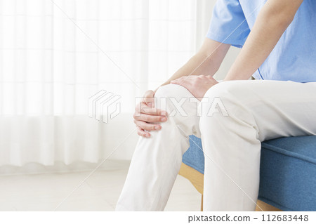 Young man with knee pain, faceless 112683448