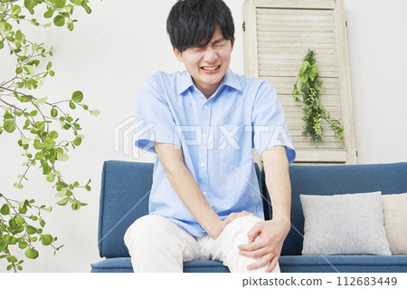 膝蓋疼痛的年輕人 112683449