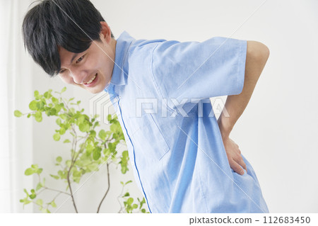 背部拉傷的年輕人 112683450