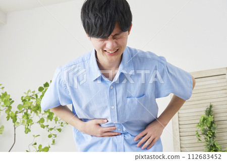 胃痛的年輕人 112683452