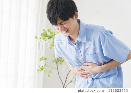 胃痛的年輕人 112683453