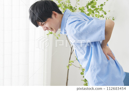 背部拉傷的年輕人 112683454