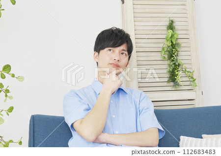 年輕人在客廳思考 112683483