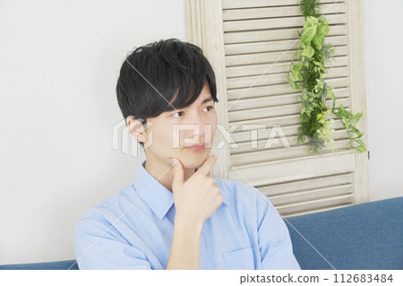 年輕人在客廳思考 112683484