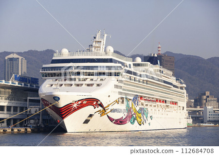 Luxury liner moored at Kobe Port 112684708