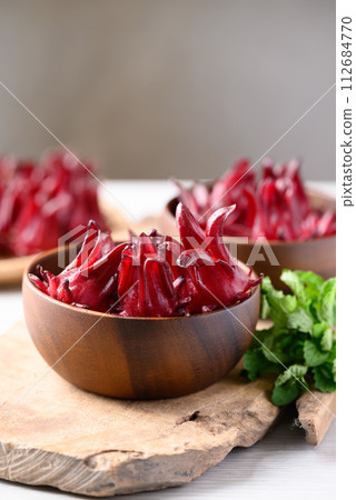 Fresh roselle (Hibiscus sabdariffa), Herbal plant, ingredient in beverage 112684770