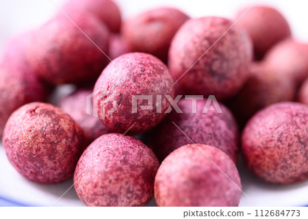 Deep fried purple sweet potato balls, Thai street food 112684773