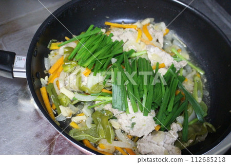戶外製作的火鍋菜餚 戶外製作的火鍋菜餚 112685218