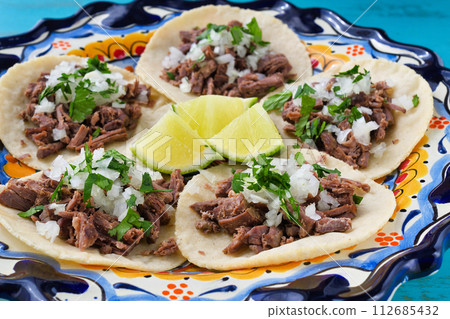 Barbacoa beef tacos Tacos de barbacoa de res 112685432