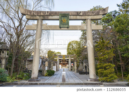 京都晴明神社 第一鳥居上的五芒星（晴明桔梗） 112686035