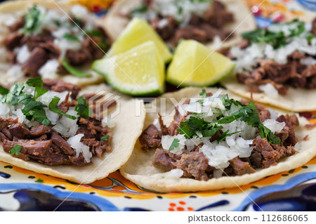 Barbacoa 牛肉炸玉米餅 Tacos de barbacoa de res 112686065