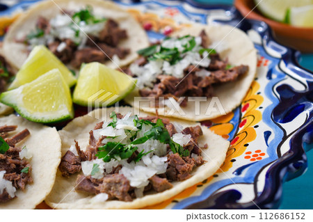 Barbacoa beef tacos Tacos de barbacoa de res 112686152