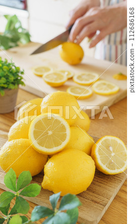 切一顆檸檬 112686168