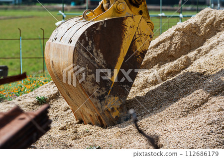 A shovel car that excavates earth 112686179