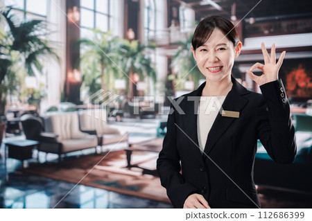 飯店女工作人員微笑迎接顧客 飯店女工作人員微笑迎接顧客 112686399
