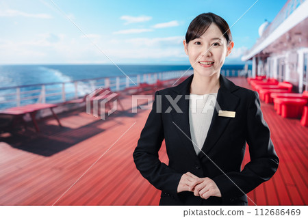 遊輪上，一名女水手迎接乘客 112686469