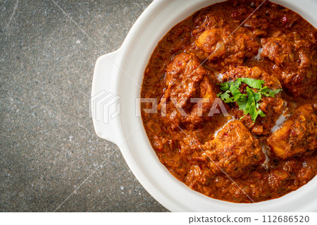 chicken tikka masala spicy curry meat food with roti or naan bread 112686520