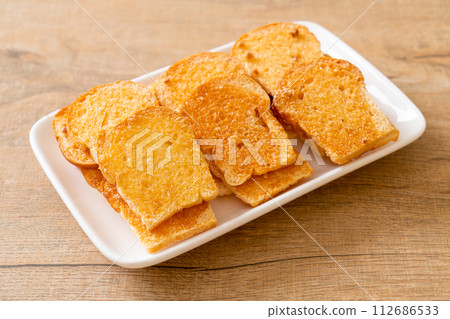 baked crispy bread with butter and sugar 112686533