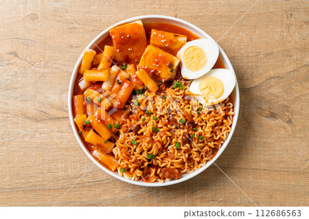 Korean instant noodles with Korean rice cake and fish cake and boiled egg 112686563