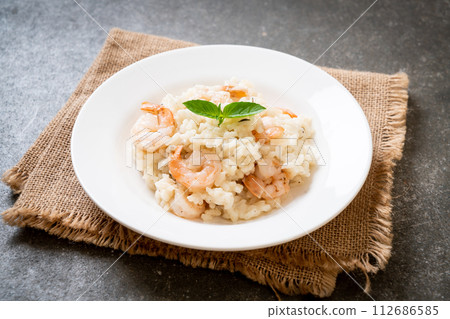 italian risotto with shrimps 112686585